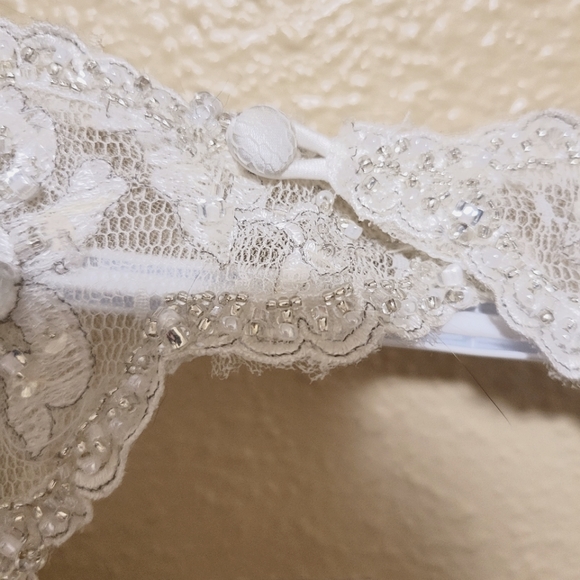 'Alfred Angelo Sapphire' Ivory Lace Beaded Mermaid Sillhoutte Wedding Gown - Picture 10 of 16